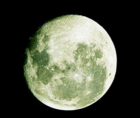 月全体に太陽の光が当たって明るい満月