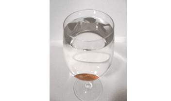 ワイングラスに水を入れた時の十円玉の形はまたちがって見える。