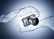 世界初の防水・耐衝撃レンズ交換式デジタルカメラ「Nikon 1 AW1」を