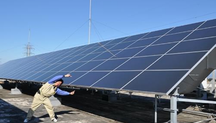 巨大なソーラーパネルと男性