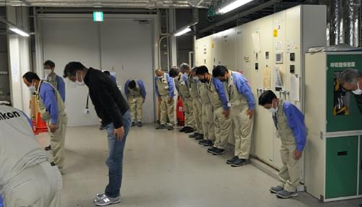 鞴祭りでお辞儀をする社員