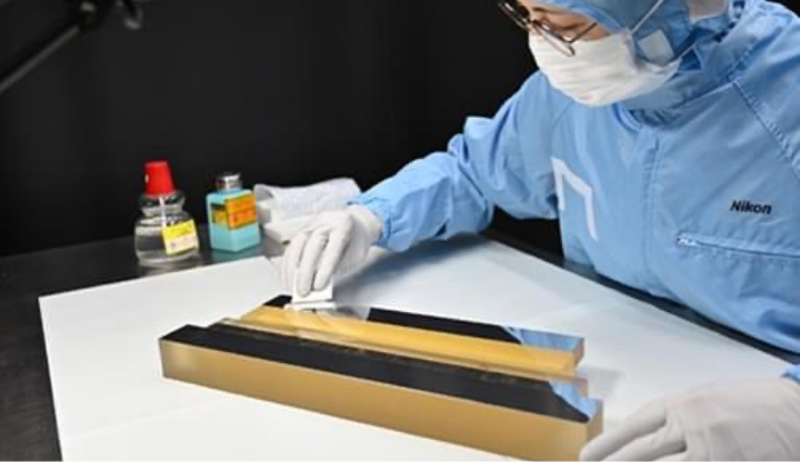 光学系の要であるガラス部品の払拭作業