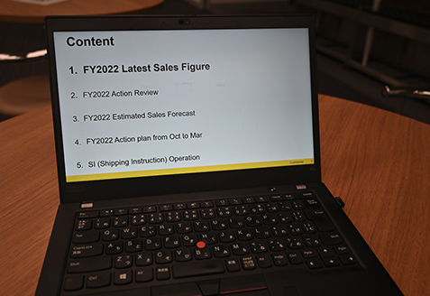 打ち合わせ資料準備中の写真