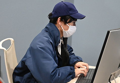 評価データをPCでまとめている写真