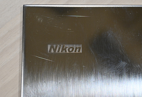 光加工機で刻印したロゴの写真