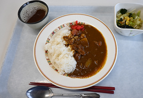 食堂のカレーの写真