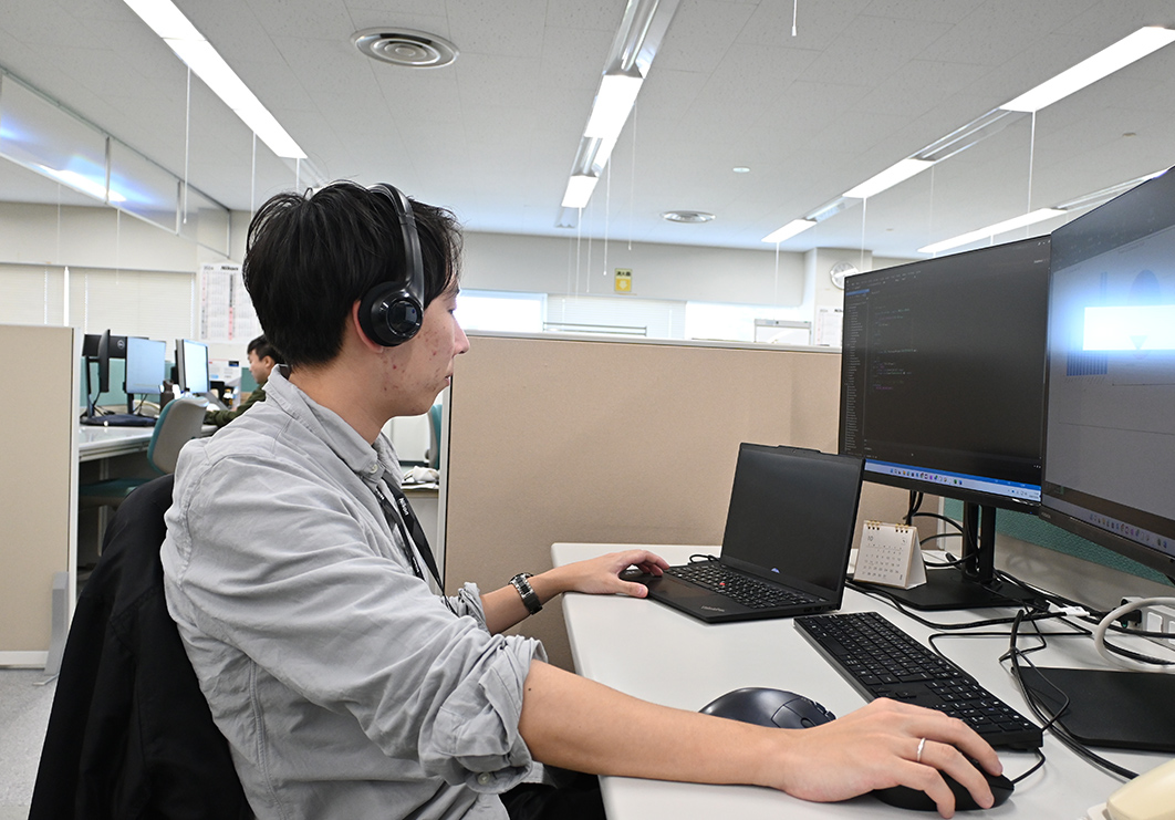 ダブルモニターを使用している風景