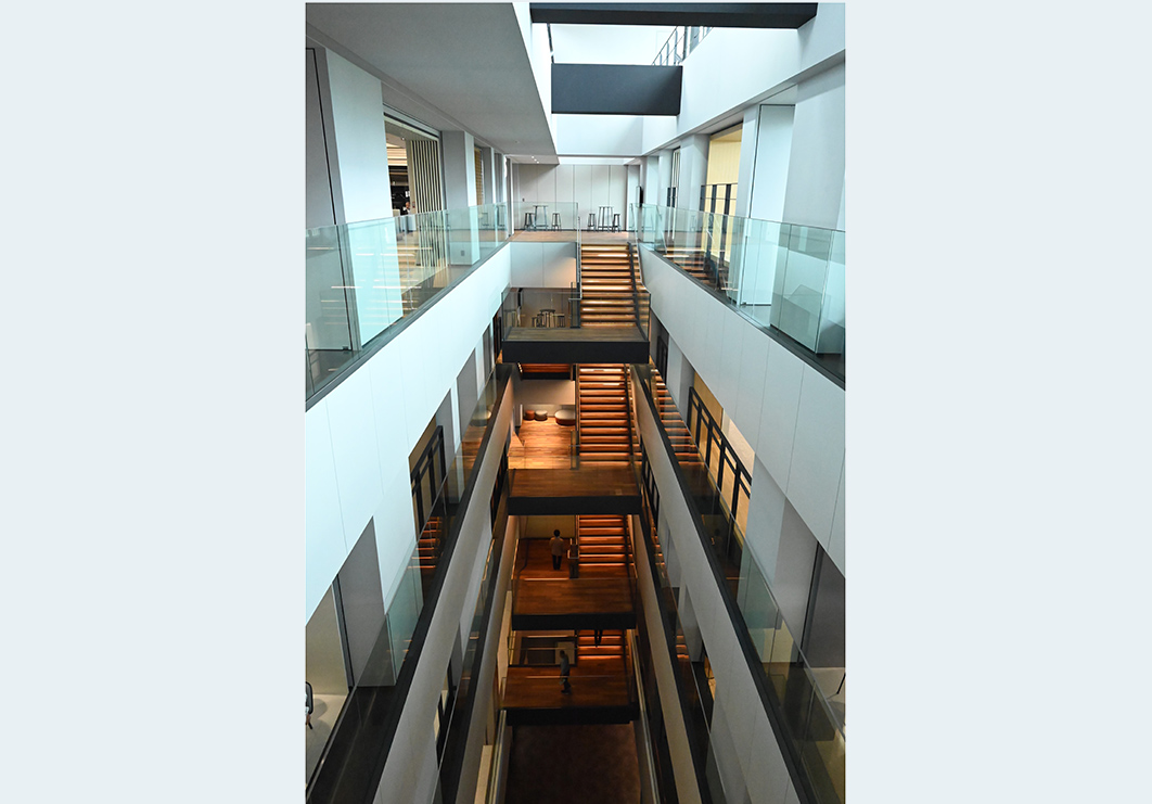 本社5階の吹き抜けから見下ろした風景