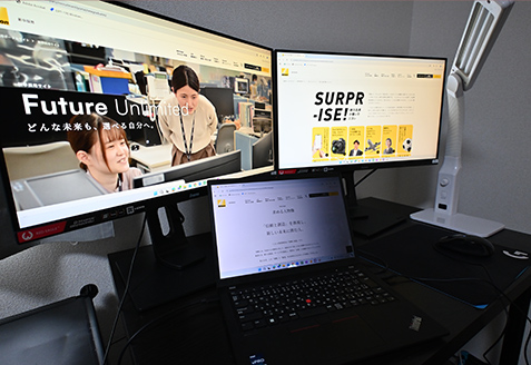 ダブルモニターのデスク