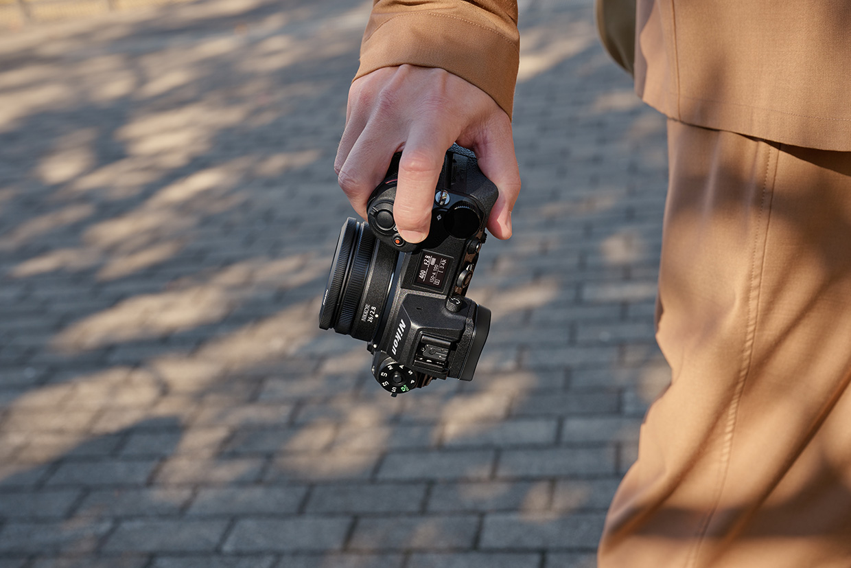 ニコン Z マウントシステム」対応の薄型広角単焦点レンズ「NIKKOR Z